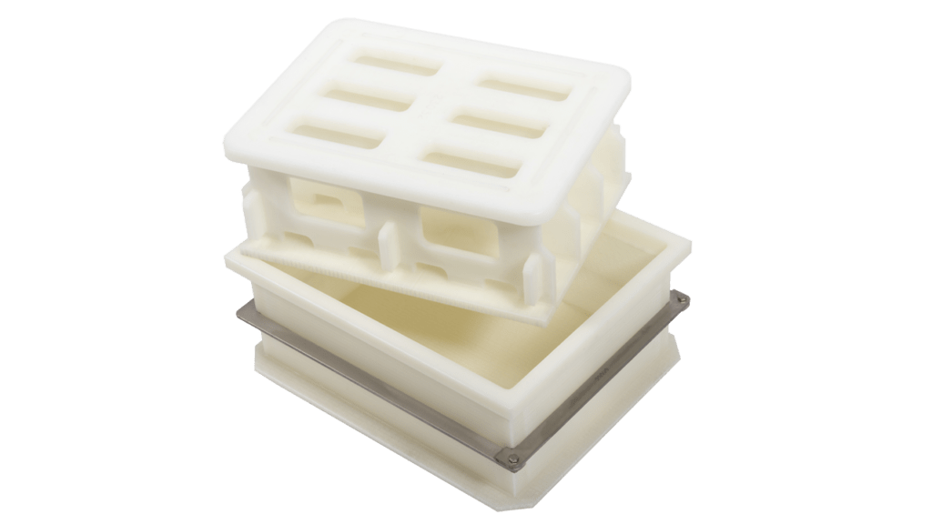 Mould and lid for pressed cheese production