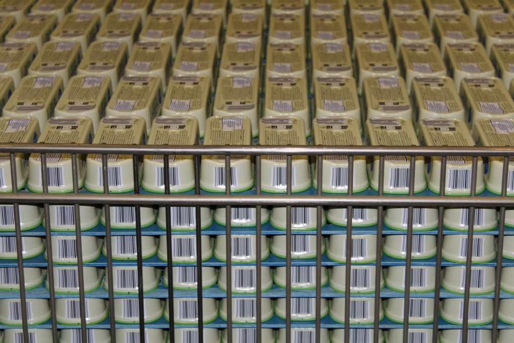 Boîtes de conserve rangées à l'aide des plaques de stérilisation
