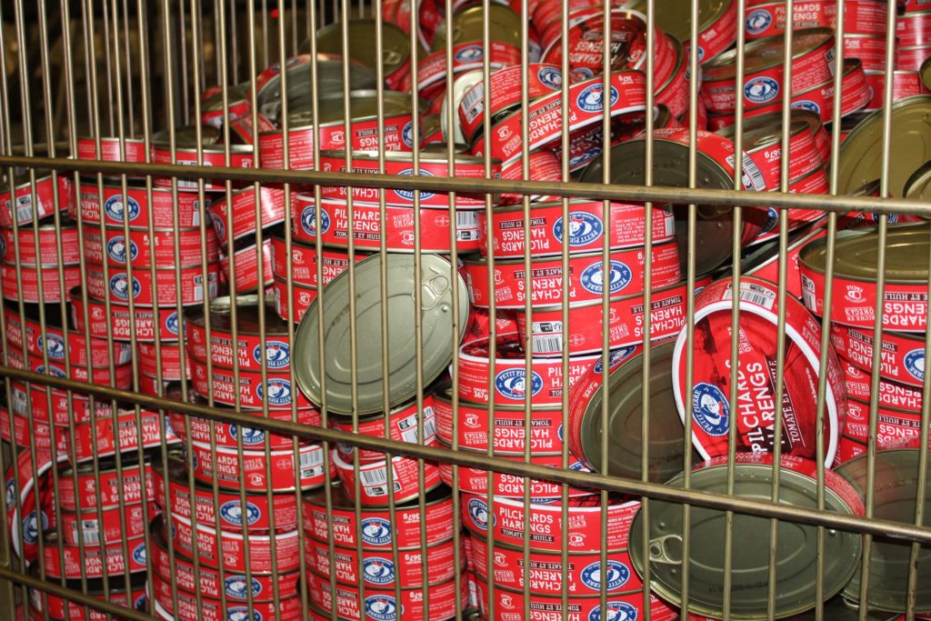 Boîtes de conserve rangées sans plaques de stérilisation